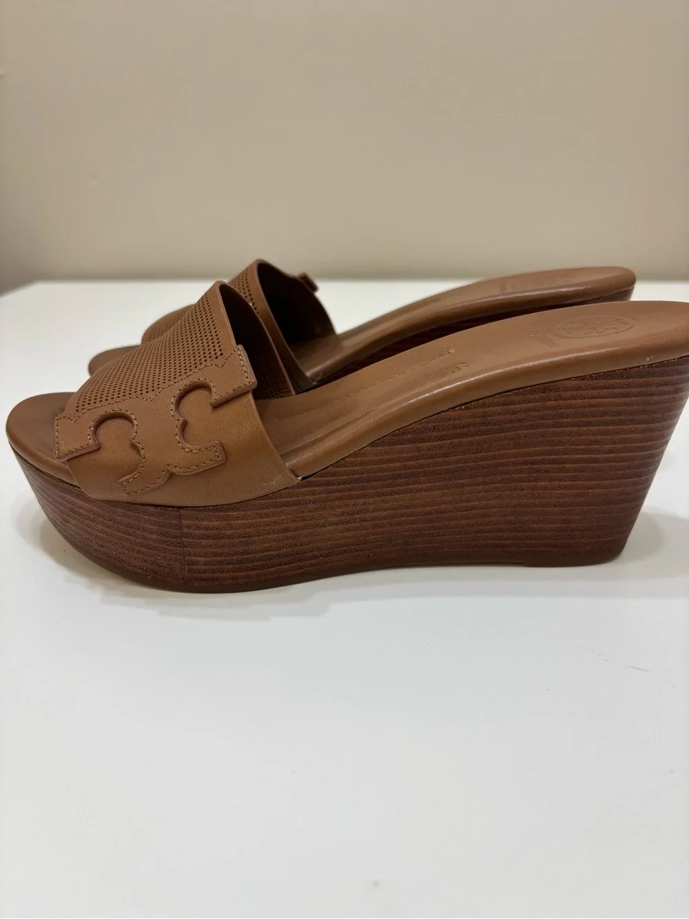 ✨ TORY BURCH Mikael 6.5 PERFORATED WEDGE SLIDE SANDALS — Royal tan ✨ Excellent